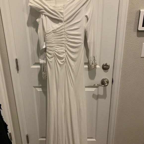 Mac Douggal Jeweled cuffs One-shoulder White Gown Sz 6 # - Picture 6 of 12